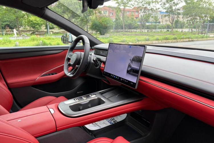 Used Xiaomi Auto SU7 2024 Rear-Drive Long-Range Intelligent Driving Version Interior 1