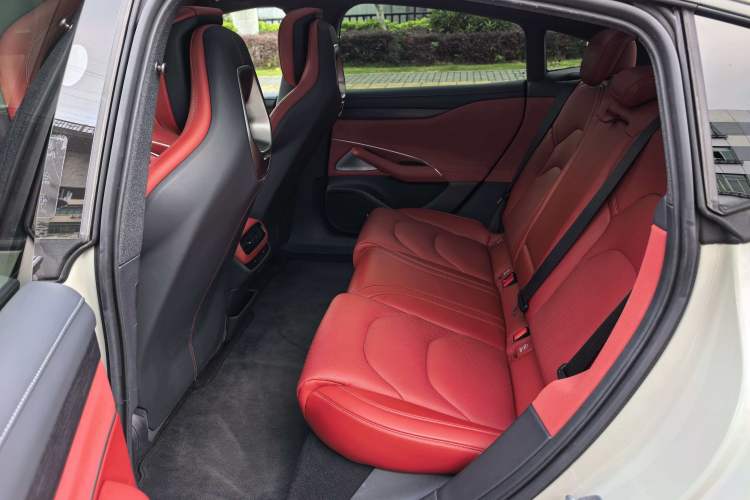 Used Xiaomi Auto SU7 2024 Rear-Drive Long-Range Intelligent Driving Version Interior 2