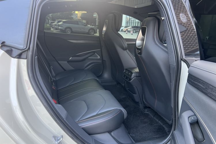 Used Xiaomi Auto SU7 2024 Rear-Drive Ultra-Long Range Advanced Pro-Level Intelligent Driving Version Interior 2