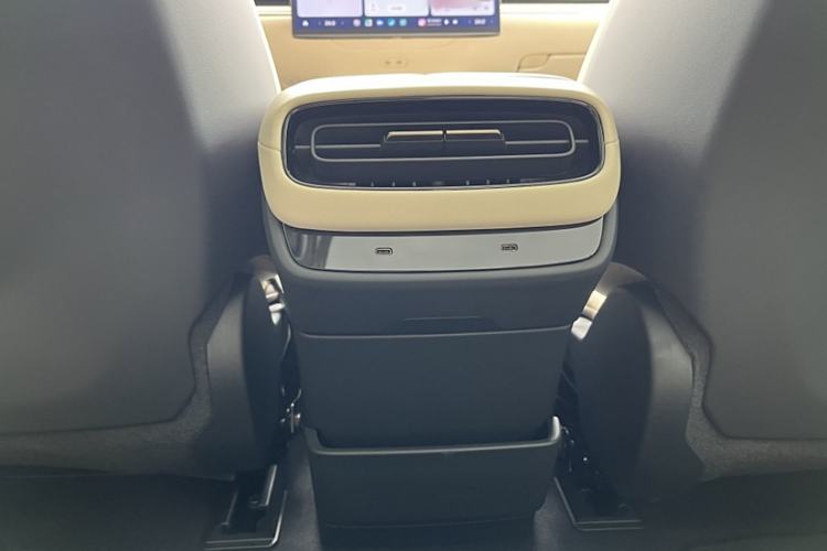 Used Xiaomi Auto SU7 2024 Rear-Drive Long-Range Intelligent Driving Version Interior 3