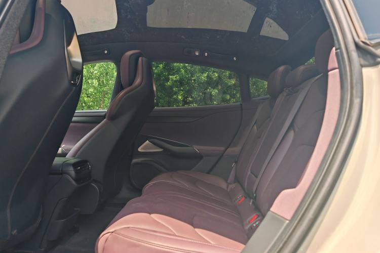 Used Xiaomi Auto SU7 2024 Rear-Drive Long-Range Intelligent Driving Version Interior 4