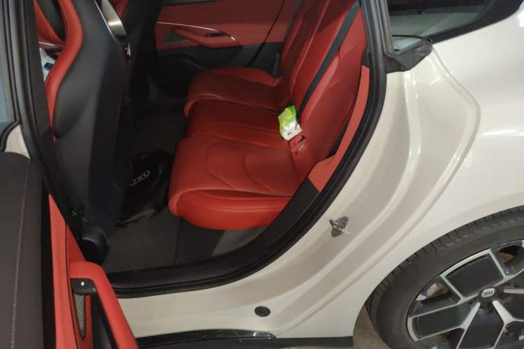 Used Xiaomi Auto SU7 2024 Rear-Drive Long-Range Intelligent Driving Version Interior 4