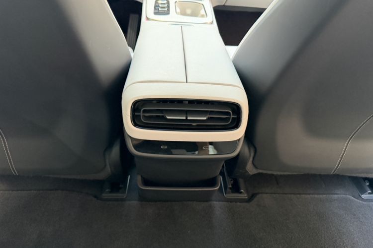 Used Xiaomi Auto SU7 2024 Rear-Drive Long-Range Intelligent Driving Version Interior 7