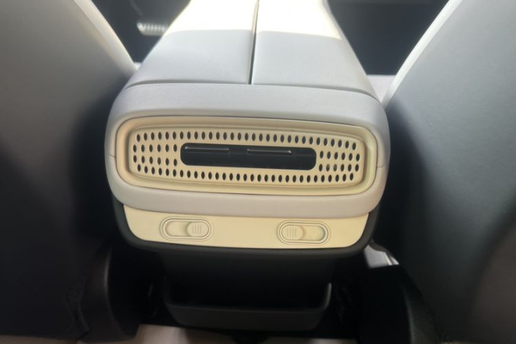 Used Xiaomi Auto SU7 2024 Four-Wheel Drive Ultra-Long Range Advanced Intelligent Driving Max Edition Interior 8