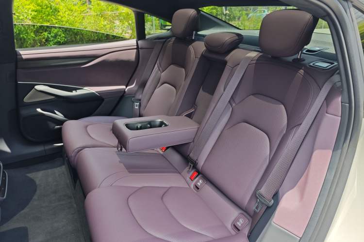 Used Xiaomi Auto SU7 2024 Four-Wheel Drive Ultra-Long Range Advanced Intelligent Driving Max Edition Interior 9