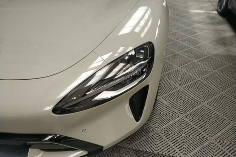 Used Xiaomi Auto SU7 2024 Rear-Drive Ultra-Long Range Advanced Pro-Level Intelligent Driving Version Left Front Headlight
