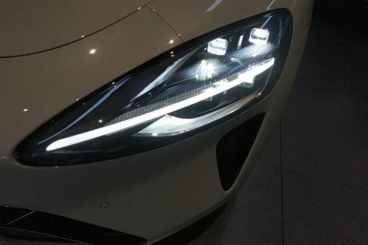 Used Xiaomi Auto SU7 2024 Four-Wheel Drive Ultra-Long Range Advanced Intelligent Driving Max Edition Left Front Headlight