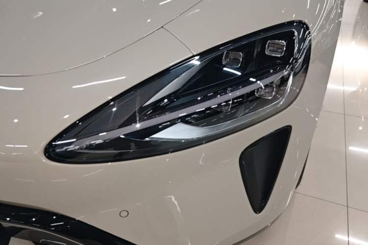 Used Xiaomi Auto SU7 2024 Rear-Drive Ultra-Long Range Advanced Pro-Level Intelligent Driving Version Left Front Headlight