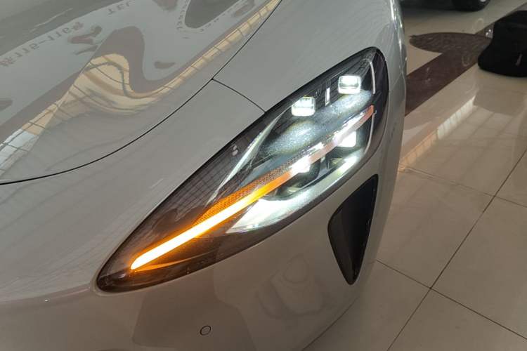 Used Xiaomi Auto SU7 2024 Four-Wheel Drive Ultra-Long Range Advanced Intelligent Driving Max Edition Left Front Headlight