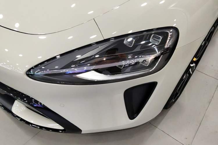 Used Xiaomi Auto SU7 2024 Rear-Drive Ultra-Long Range Advanced Pro-Level Intelligent Driving Version Left Front Headlight