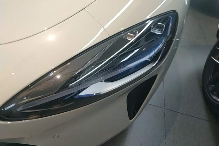 Used Xiaomi Auto SU7 2024 Rear-Drive Ultra-Long Range Advanced Pro-Level Intelligent Driving Version Left Front Headlight