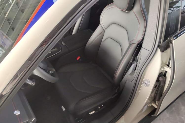Used Xiaomi Auto SU7 2024 Rear-Drive Ultra-Long Range Advanced Pro-Level Intelligent Driving Version Left Front Seat