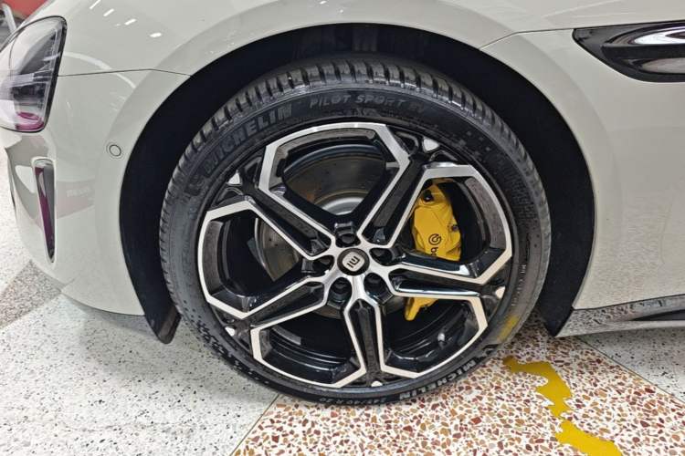 Used Xiaomi Auto SU7 2024 Rear-Drive Ultra-Long Range Advanced Pro-Level Intelligent Driving Version Left Front Wheel Hub