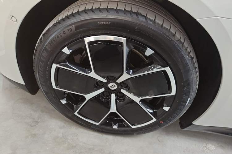 Used Xiaomi Auto SU7 2024 Rear-Drive Long-Range Intelligent Driving Version Left Front Wheel Hub