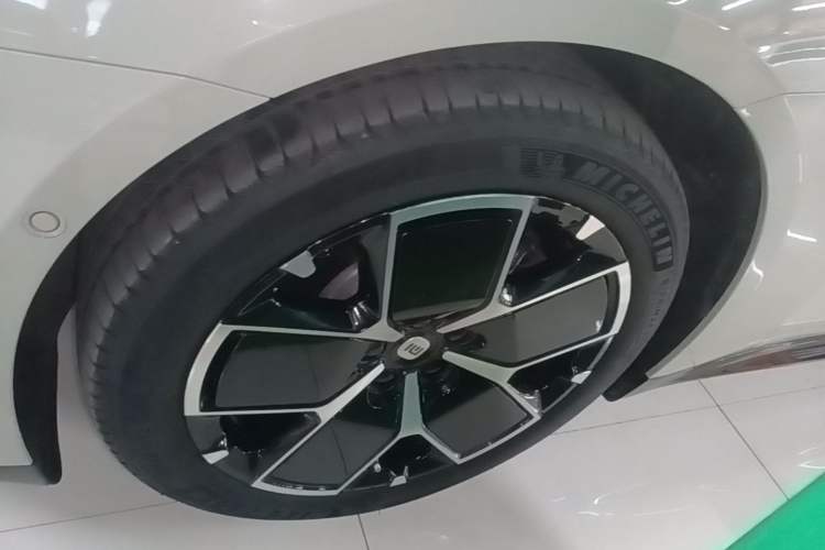 Used Xiaomi Auto SU7 2024 Rear-Drive Long-Range Intelligent Driving Version Left Front Wheel Hub