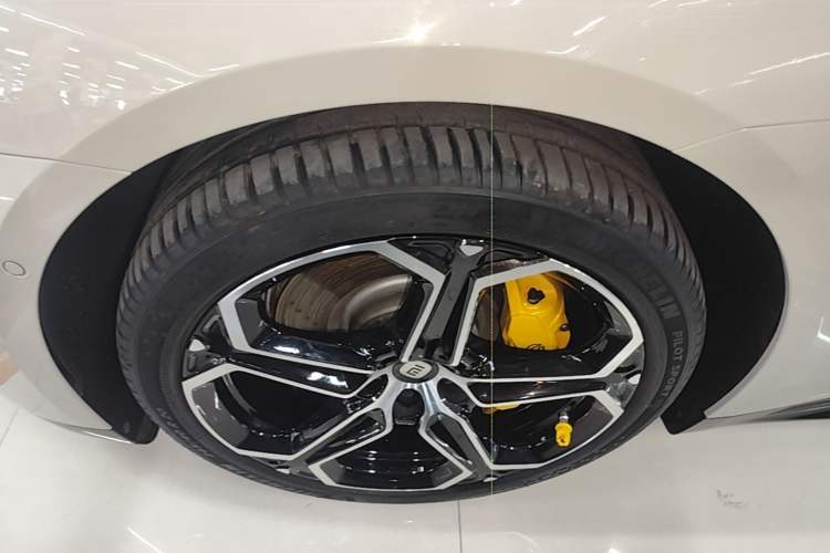 Used Xiaomi Auto SU7 2024 Rear-Drive Long-Range Intelligent Driving Version Left Front Wheel Hub