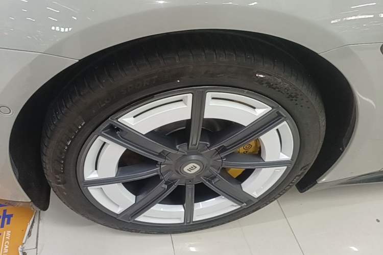 Used Xiaomi Auto SU7 2024 Four-Wheel Drive Ultra-Long Range Advanced Intelligent Driving Max Edition Left Front Wheel Hub