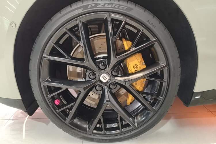 Used Xiaomi Auto SU7 2024 Four-Wheel Drive Ultra-Long Range Advanced Intelligent Driving Max Edition Left Front Wheel Hub