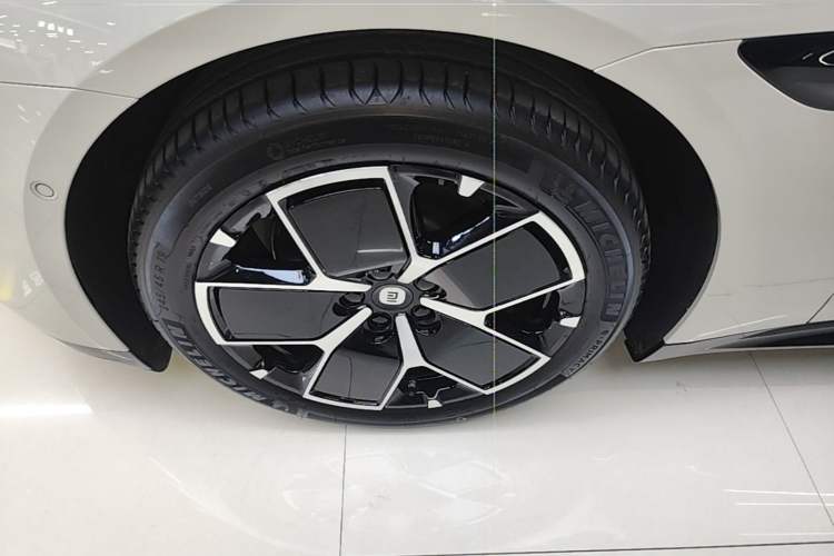 Used Xiaomi Auto SU7 2024 Rear-Drive Long-Range Intelligent Driving Version Left Front Wheel Hub