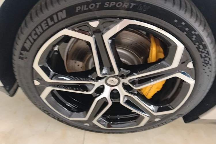 Used Xiaomi Auto SU7 2024 Rear-Drive Ultra-Long Range Advanced Pro-Level Intelligent Driving Version Left Front Wheel Hub