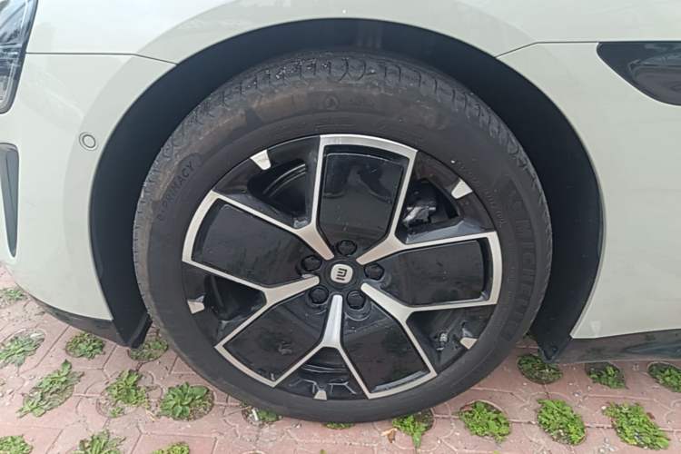 Used Xiaomi Auto SU7 2024 Rear-Drive Ultra-Long Range Advanced Pro-Level Intelligent Driving Version Left Front Wheel Hub