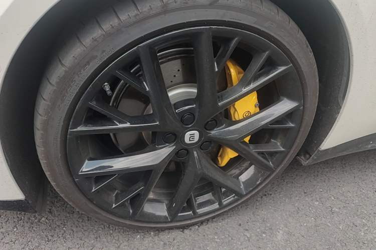 Used Xiaomi Auto SU7 2024 Four-Wheel Drive Ultra-Long Range Advanced Intelligent Driving Max Edition Left Front Wheel Hub