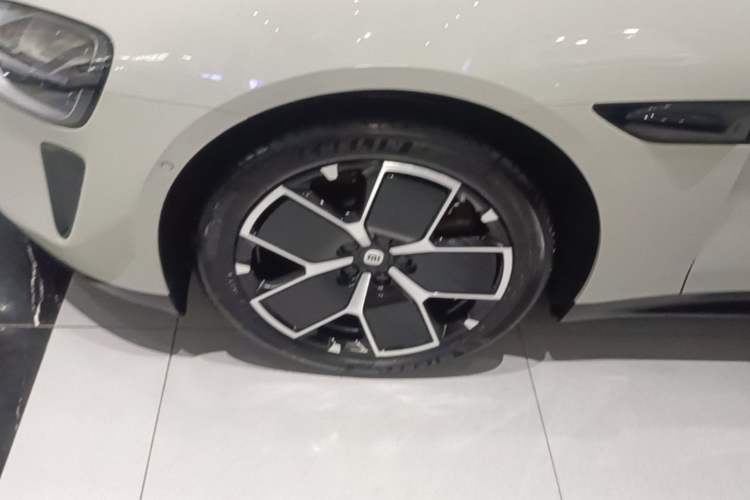 Used Xiaomi Auto SU7 2024 Rear-Drive Long-Range Intelligent Driving Version Left Front Wheel Hub