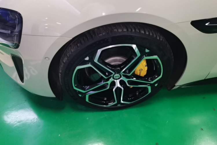 Used Xiaomi Auto SU7 2024 Four-Wheel Drive Ultra-Long Range Advanced Intelligent Driving Max Edition Left Front Wheel Hub