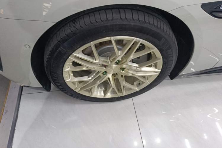 Used Xiaomi Auto SU7 2024 Rear-Drive Ultra-Long Range Advanced Pro-Level Intelligent Driving Version Left Front Wheel Hub