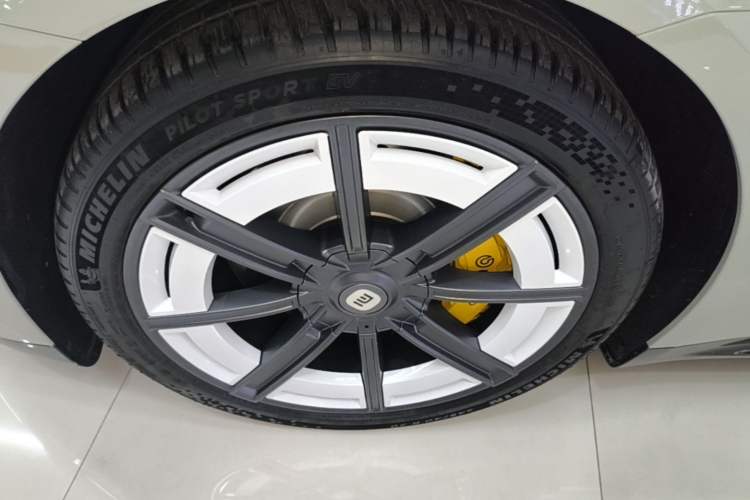 Used Xiaomi Auto SU7 2024 Four-Wheel Drive Ultra-Long Range Advanced Intelligent Driving Max Edition Left Front Wheel Hub