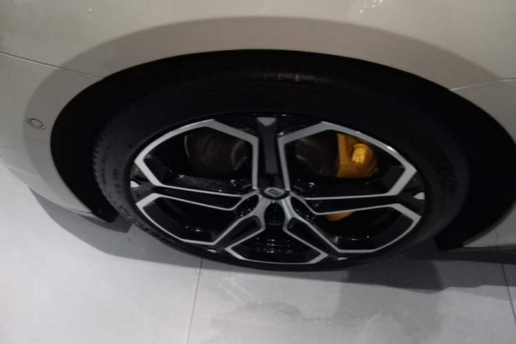Used Xiaomi Auto SU7 2024 Four-Wheel Drive Ultra-Long Range Advanced Intelligent Driving Max Edition Left Front Wheel Hub