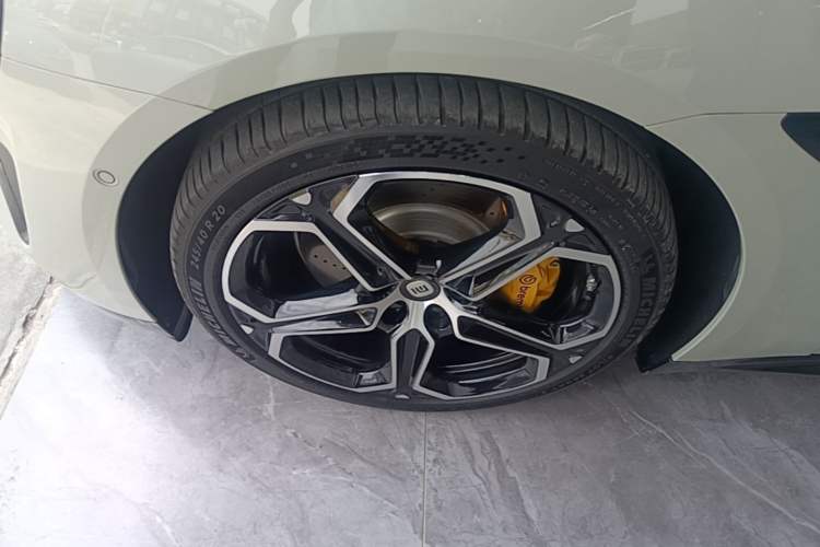 Used Xiaomi Auto SU7 2024 Rear-Drive Ultra-Long Range Advanced Pro-Level Intelligent Driving Version Left Front Wheel Hub