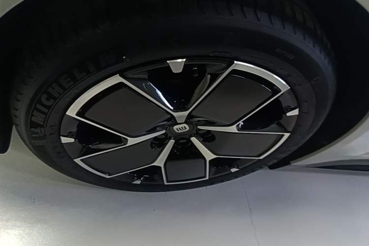 Used Xiaomi Auto SU7 2024 Rear-Drive Long-Range Intelligent Driving Version Left Front Wheel Hub