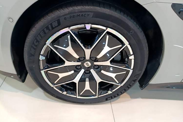 Used Xiaomi Auto SU7 2024 Rear-Drive Long-Range Intelligent Driving Version Left Front Wheel Hub