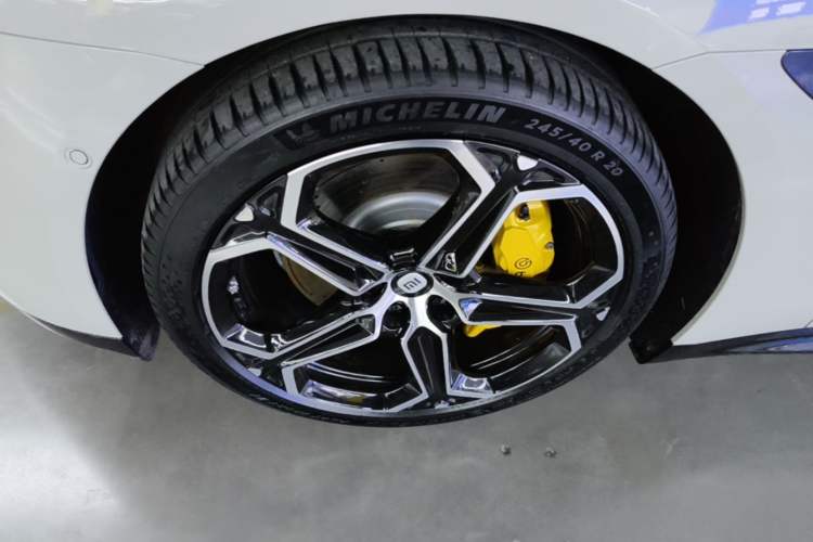 Used Xiaomi Auto SU7 2024 Rear-Drive Ultra-Long Range Advanced Pro-Level Intelligent Driving Version Left Front Wheel Hub