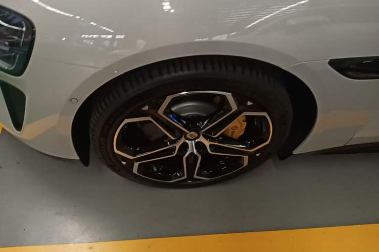 Used Xiaomi Auto SU7 2024 Rear-Drive Ultra-Long Range Advanced Pro-Level Intelligent Driving Version Left Front Wheel Hub