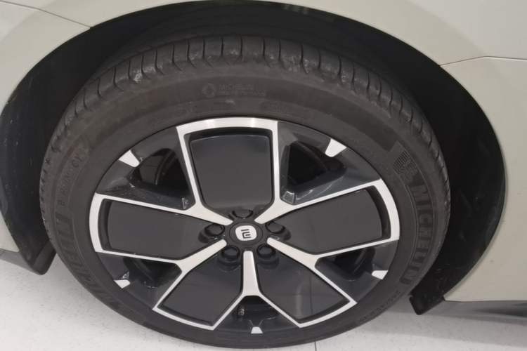 Used Xiaomi Auto SU7 2024 Rear-Drive Long-Range Intelligent Driving Version Left Front Wheel Hub