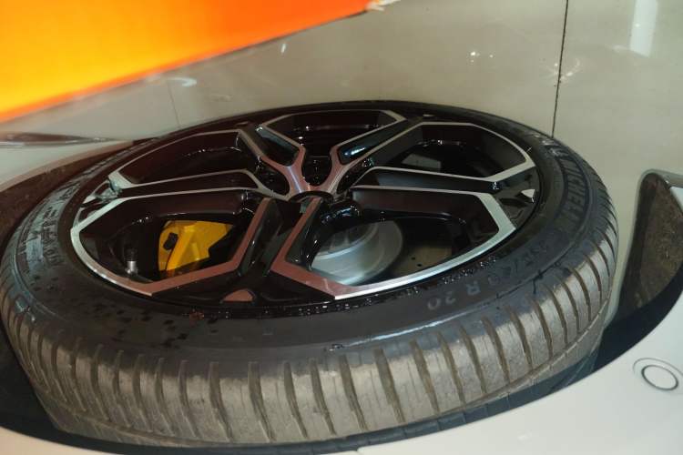 Used Xiaomi Auto SU7 2024 Rear-Drive Long-Range Intelligent Driving Version Left Front Wheel Hub