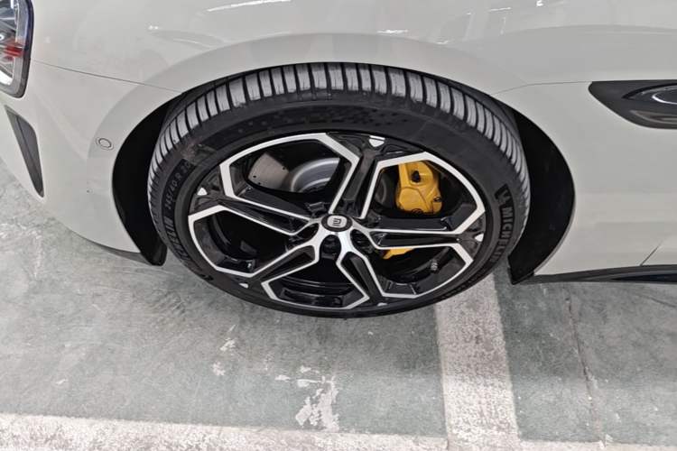 Used Xiaomi Auto SU7 2024 Four-Wheel Drive Ultra-Long Range Advanced Intelligent Driving Max Edition Left Front Wheel Hub