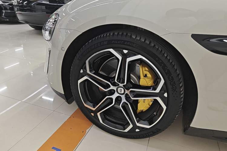 Used Xiaomi Auto SU7 2024 Four-Wheel Drive Ultra-Long Range Advanced Intelligent Driving Max Edition Left Front Wheel Hub
