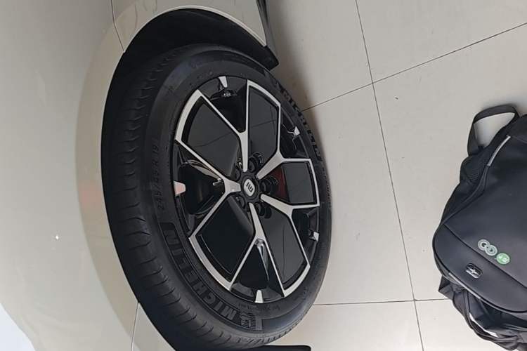 Used Xiaomi Auto SU7 2024 Rear-Drive Ultra-Long Range Advanced Pro-Level Intelligent Driving Version Left Front Wheel Hub