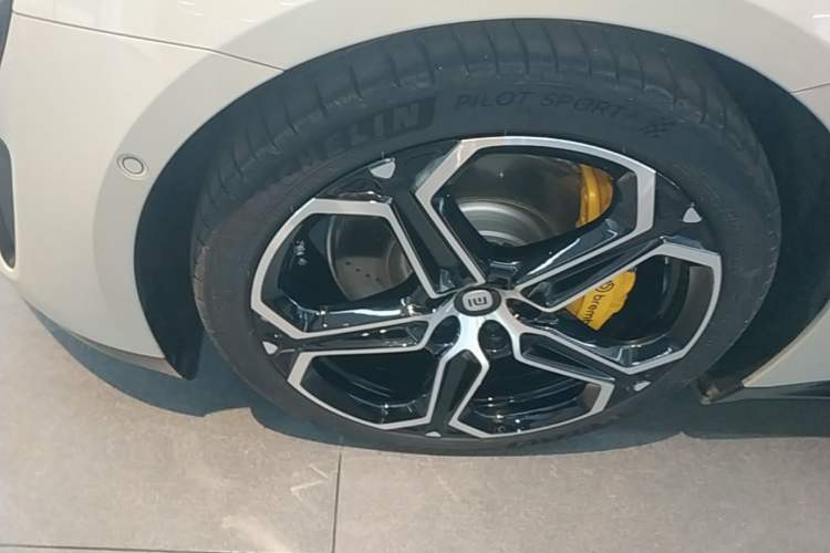 Used Xiaomi Auto SU7 2024 Four-Wheel Drive Ultra-Long Range Advanced Intelligent Driving Max Edition Left Front Wheel Hub