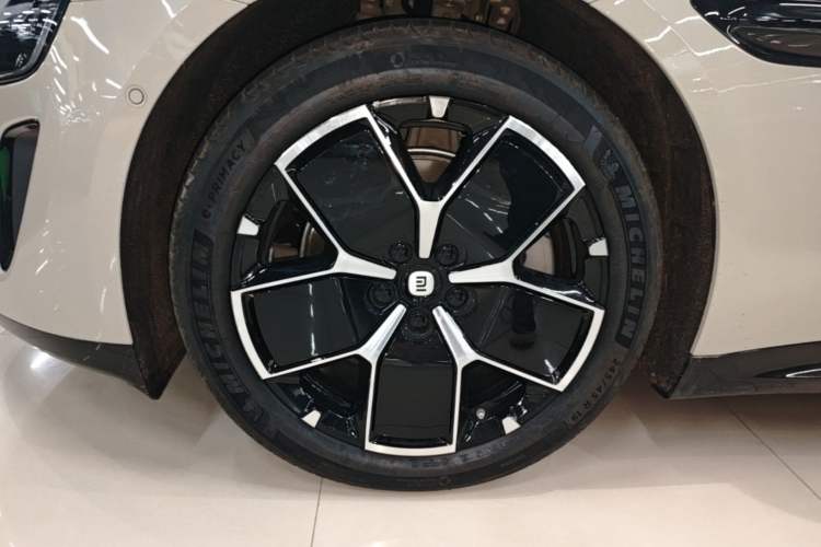 Used Xiaomi Auto SU7 2024 Rear-Drive Ultra-Long Range Advanced Pro-Level Intelligent Driving Version Left Front Wheel Hub