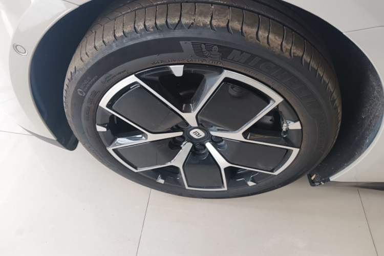 Used Xiaomi Auto SU7 2024 Rear-Drive Ultra-Long Range Advanced Pro-Level Intelligent Driving Version Left Front Wheel Hub