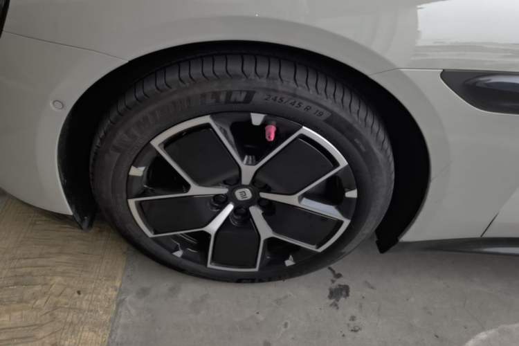 Used Xiaomi Auto SU7 2024 Rear-Drive Long-Range Intelligent Driving Version Left Front Wheel Hub