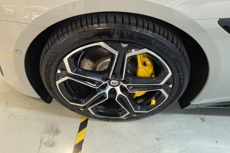 Used Xiaomi Auto SU7 2024 Four-Wheel Drive Ultra-Long Range Advanced Intelligent Driving Max Edition Left Front Wheel Hub