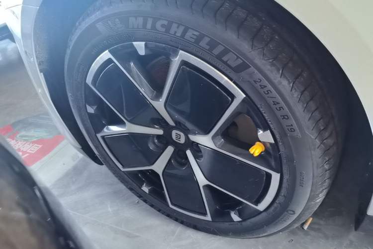 Used Xiaomi Auto SU7 2024 Rear-Drive Ultra-Long Range Advanced Pro-Level Intelligent Driving Version Left Front Wheel Hub