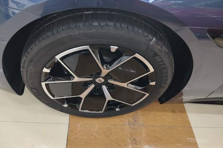 Used Xiaomi Auto SU7 2024 Rear-Drive Ultra-Long Range Advanced Pro-Level Intelligent Driving Version Left Front Wheel Hub
