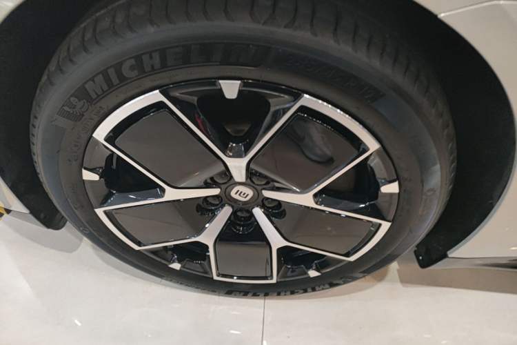 Used Xiaomi Auto SU7 2024 Rear-Drive Long-Range Intelligent Driving Version Left Front Wheel Hub