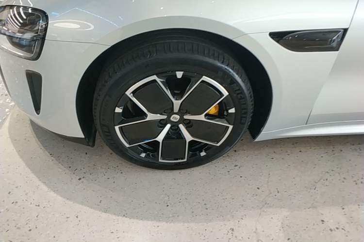Used Xiaomi Auto SU7 2024 Four-Wheel Drive Ultra-Long Range Advanced Intelligent Driving Max Edition Left Front Wheel Hub